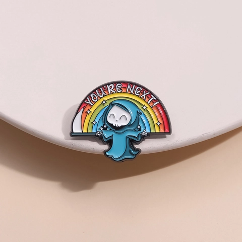 Divertente Spilla in Smalto Cartoon Tristo Mietitore Arcobaleno YOU'RE NEXT Creativa Spilla in Lega per Zaino Halloween Decoro