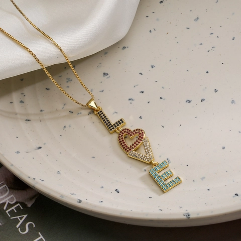 Collar con Colgante LOVE de Cobre Chapado en Oro con Circonia Colorida para Mujer Letra del Alfabeto Corazón Joyería Regalo