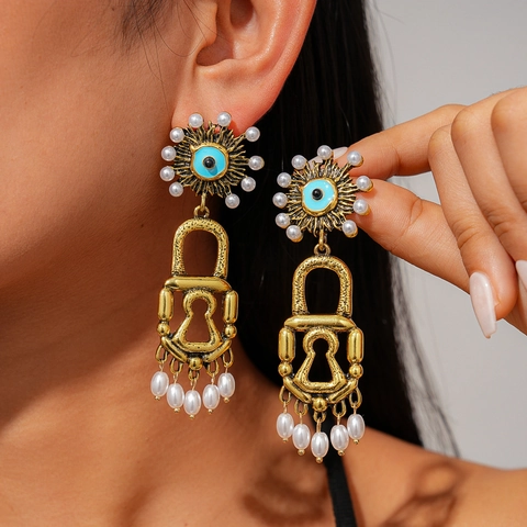Pendientes Colgantes De Aleación De Oro Retro Con Poste De Plata Ojo Malvado Sol Cerradura Y Perla Artificial Para Mujer