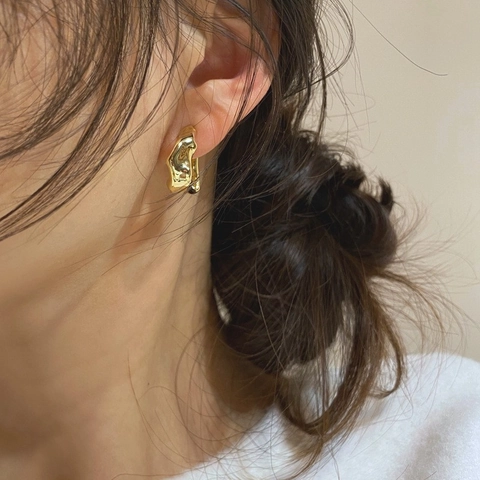 Unregelmäßige Geschmolzene Geometrische Creolen Legierung Mit 925 Sterling Silber Ohrstecker Minimalistischer Stil