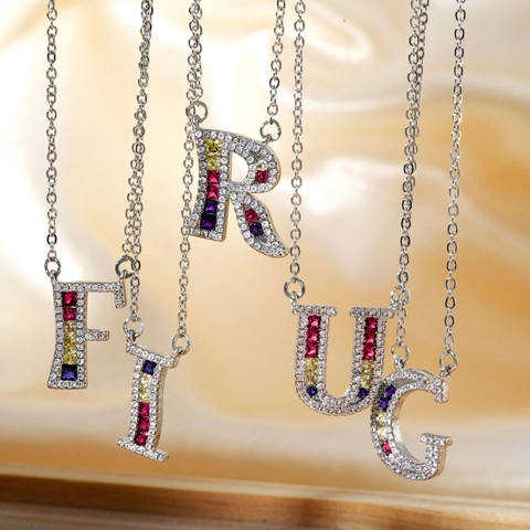 Collana con Pendente a Lettera Iniziale in Acciaio Inossidabile Strass Colorati Lettera in Rame Intarsiato Collana per Uomo Donna Gioielli