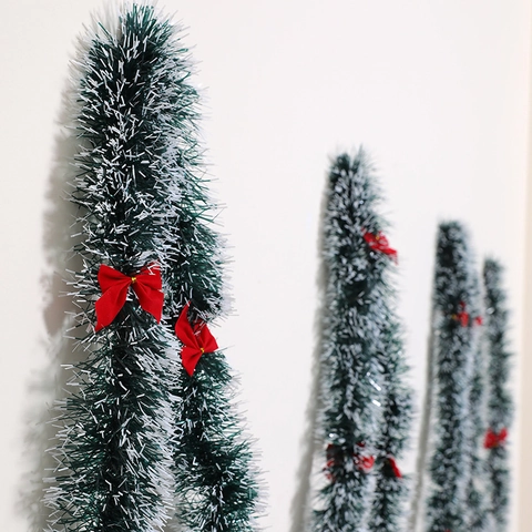 Ghirlanda Di Natale In PVC Innevato Verde Ramo Di Pino Con Fiocchi Rossi E Palle Decorazione Festiva Per La Casa