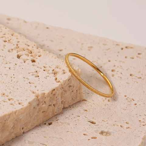Anillo Minimalista Mujer Acero Inoxidable Chapado Oro Acabado Mate Banda Delgada Joyería Accesorio Simple