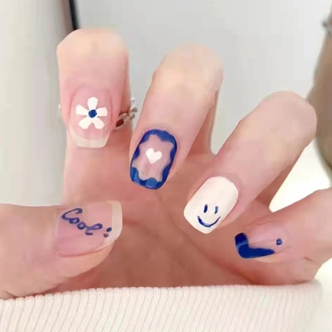 Blau Weiß Kurz Aufpressnägel Oval Falsche Nägel Mit Blumen Smiley Herz Muster Für Frauen Süß Ins Stil
