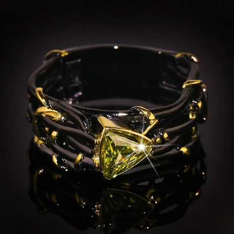 Vintage Gothic Black Gold Alloy Ring For Women Triangular Rhinestone Inlaid Fashion Punk Style Finger Ring Jewelry Gift