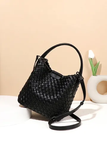 Gewebte Beuteltasche PU Leder Minimalistische Handtasche Magnetverschluss Verstellbarer Riemen Umhängetasche