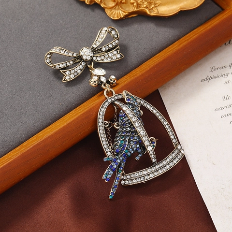 Broche Vintage en Alliage Perroquet Cage à Oiseaux en Strass pour Femmes Nœud Papillon Ajouré Oiseau Animal Épinglette Bijoux Or Antique