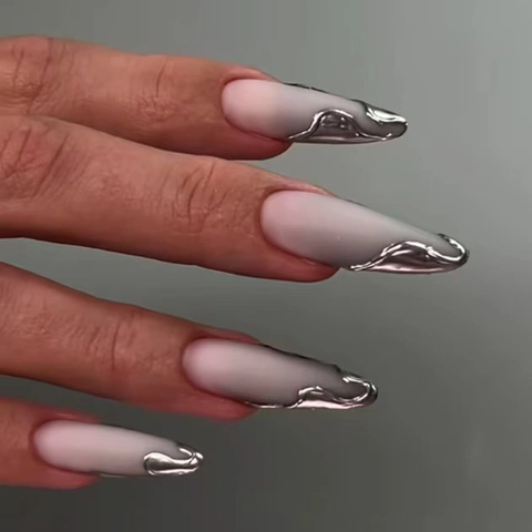 Lange Stiletto Kunstnägel Matt Grau Weiß Verlauf ABS Kunststoff 3D Silber Flüssigmetall Welle Modisch Damen