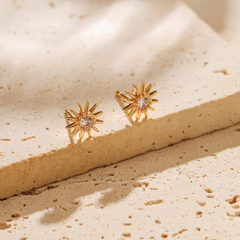 Elegantes Pendientes de Botón de Cobre Bañado en Oro 18K Circonia Girasol Estrella Pequeña Joyería de Moda para Mujer