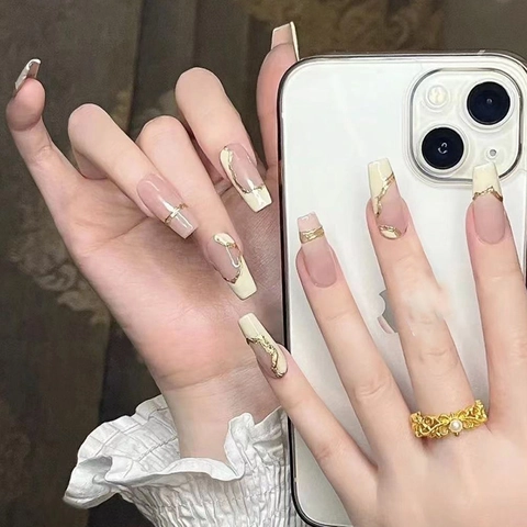 Coffin Press On Nails Französisch Nude Pink Creme Weiß Goldfolie Linien Lange Ballerina Elegante Künstliche Nägel