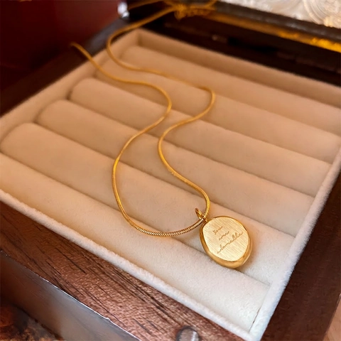 Titanstahl Vergoldete Schlangenkette Halskette Mit Rundem Buchstaben Anhänger Bohne Und Herzform Vintage Schlüsselbein Schmuck