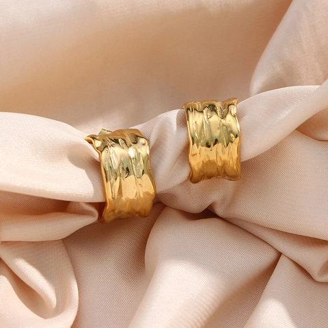 Orecchini A Cerchio A Forma Di C Texture Martellata Placcato Oro 18K Acciaio Inossidabile 316L Metallo Fuso Donne