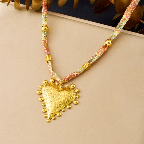 Collier Pendentif Cœur Rétro Acier Inoxydable Plaqué Or Avec Corde En Tissu Imprimé Bijoux Style Bohème Pour Femmes
