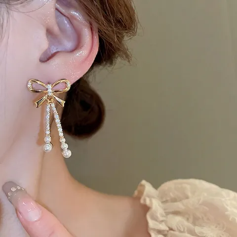 Elegante Schleife Künstliche Perle Quasten Ohrstecker Mit Silber Ohrstecker Legierung Zirkon Funkelnd Für Damen Alltag