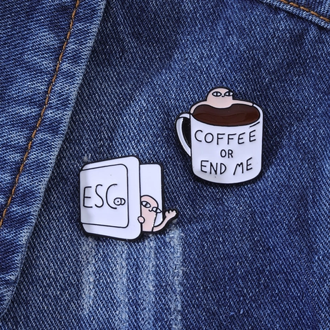 Spilla In Smalto Creativo Lega Cartone Animato Tazza Di Caffè Tasto ESC Citazione Distintivo Regalo Gioielli