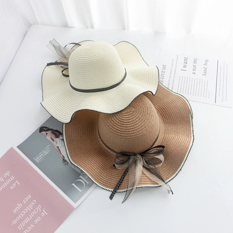 Women Paper Straw Sun Hat Wavy Brim Polka Dot Bow Foldable Beach Hat Wide Brim Summer Shade Travel Breathable Protection