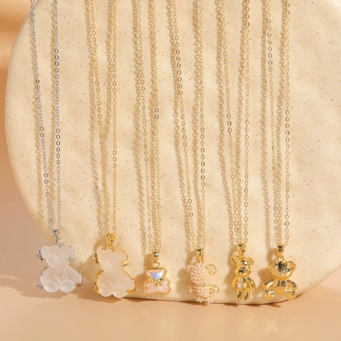 Lindo Collar Con Colgante De Oso Cobre Chapado En Oro De 14K Con Resina Perla Artificial Y Zircón Joyería Elegante Y Moderna Para Mujeres