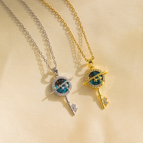 Collana con Ciondolo a Forma di Chiave Luna Pianeta in Acciaio al Titanio per Donna Motivo Cielo Stellato Blu Strass Gioielli
