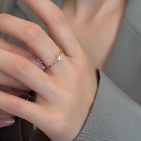 Minimalistischer Titanstahl 18K Gold Beschichtet Zirkonia Ring Eleganter Gehämmerter Sternmuster Fingerring Für Damen Schmuck