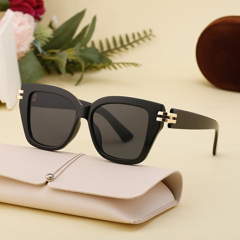Retro Square Sunglasses PC Large Frame Fashion Eyewear Metal Hinges UV400 Protection Men Women