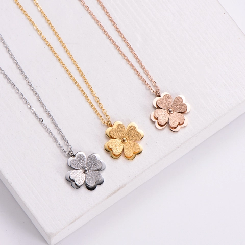 Collana Con Ciondolo A Quadrifoglio In Acciaio Inossidabile 316L Satinato Sabbiato Fiore A Forma Di Cuore Donna