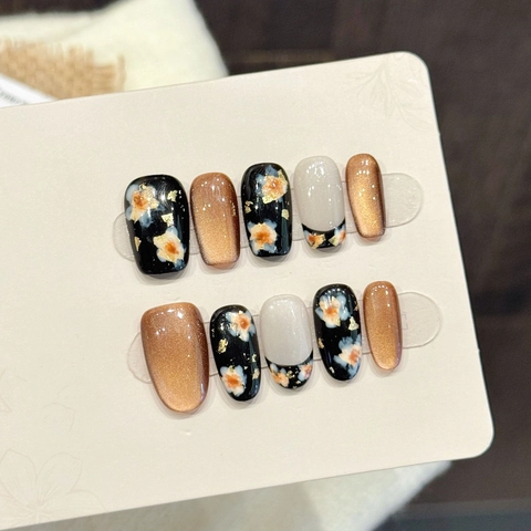 Unghie Finte Artigianali Retrò con Fiori Dorati Effetto Occhio di Gatto Maillard Foglia d'Oro Corte Ovali per Donna