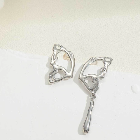 Lussuosi Orecchini a Bottone in Rame con Fiocco Asimmetrico Perno in Argento Sterling 925 Design Moderno in Metallo Liquido Gioielli di Moda