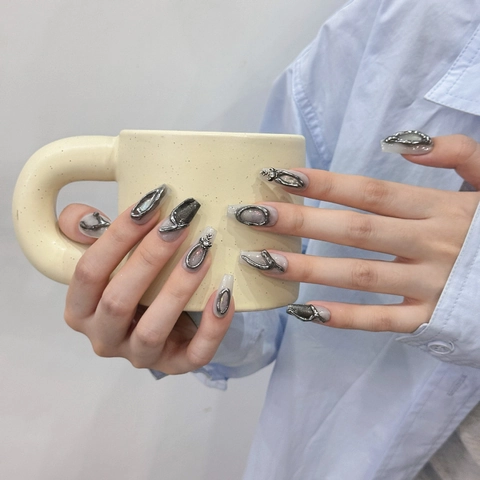 Coffin Handgefertigte Künstliche Fingernägel Mit Silbernem 3D Flüssigmetall Design Grau Katzenauge Strass Glänzend