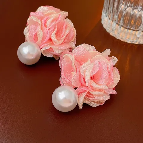 Orecchini A Lobo Con Fiori In Tessuto Rosa E Perla Artificial Con Perno In Argento Gioielli Eleganti Fatti A Mano Da Donna