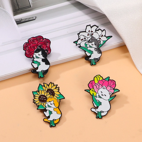 Süße Cartoon Katze Broschen Emaille Pins Mit Blumenstrauß Sonnenblume Rose Lilie Tulpe Zinklegierung Abzeichen Für Kleidung Taschen