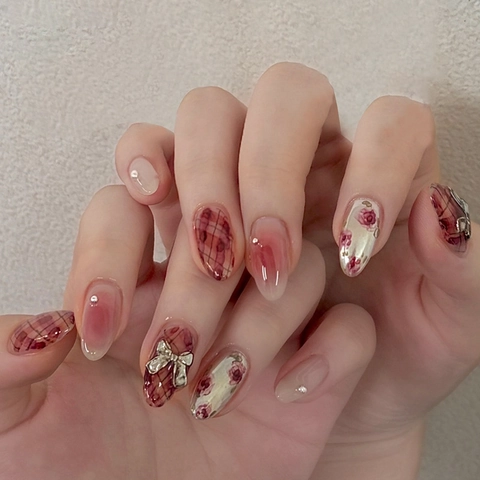 Faux Ongles Motif Floral Rose Carreaux Nœud Métallique Décor Strass Amovible Élégant Forme Amande Ongles Artificiels