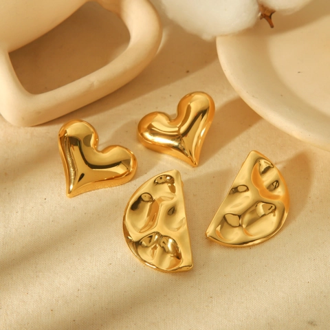 Orecchini In Acciaio Inossidabile Placcato Oro 18K Texture Martellata Semicerchio Forma Di Cuore Moda Per Donne