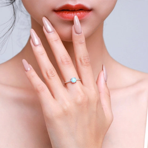 Eleganter Damenring Aus 925er Sterlingsilber Mit Rundem Blauem Opal Und Funkelndem Weißen Zirkonia Zierlicher Nischenschmuck