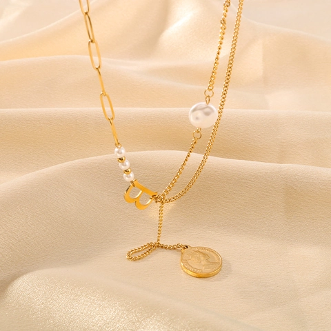 Collana A Strati Acciaio Inossidabile Placcato Oro 18K Perla Artificial Barocca Dea Moneta Letra B Pendente Catena Asimmetrica Donne