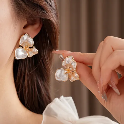 Weiße Blumen Ohrstecker Mit Silbernem Ohrringstift Legierung Französisch Retro Elegant Luxus Nische Schmuck Für Damen