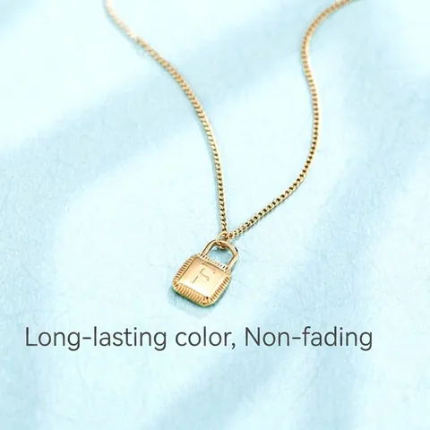 Collana Con Ciondolo A Lucchetto Con Lettera Iniziale Placcata Oro 18K Acciaio Al Titanio Da Donna