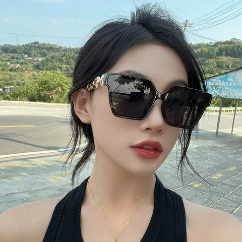 Lunettes De Soleil Carrées Surdimensionnées Monture PC Avec Branches Métalliques À Chaîne Dorée UV400 Femme