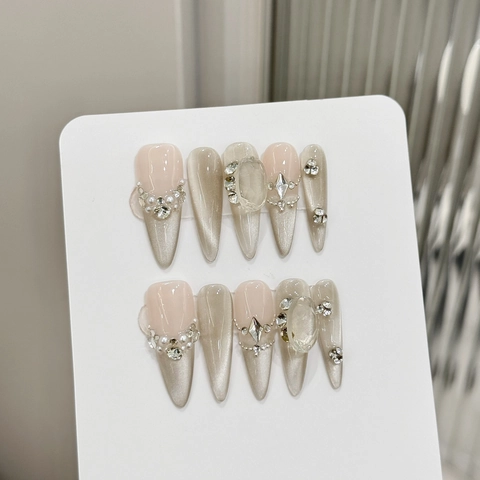 Faux Ongles Faits Main Oeil De Chat Style Français Avec Künstliche Perles Strass Et Chaîne Ongles Stiletto Longs Scintillants
