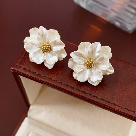 Elegant White Flower Stud Earrings With Resin Petals Gold Center And Silver Earring Post Vintage Chic Style For Women