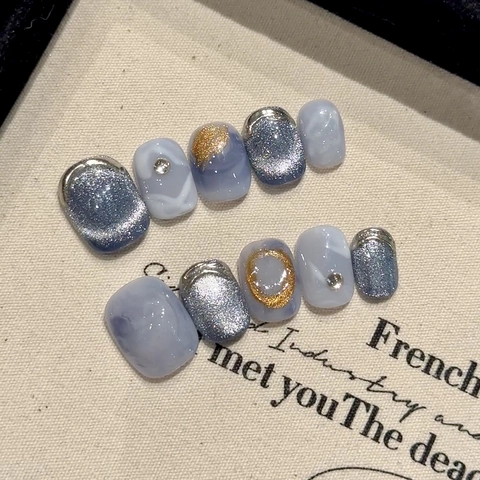 Unghie Finte Fatte A Mano Corte Tonde Blu Grigio Occhio Di Gatto Sfumate Marmo Con Foglia D Oro E Strass Unghie Eleganti Lusso