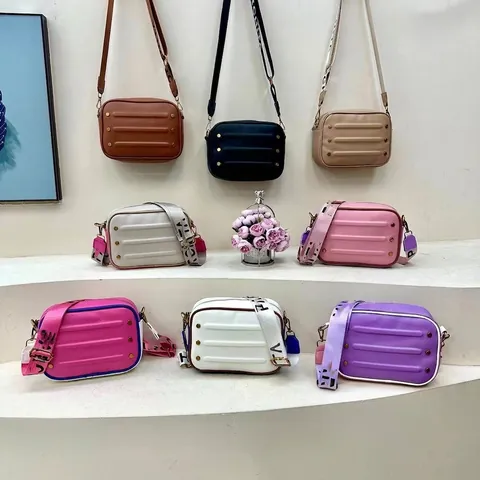 Dames Crossbody Camera Tas Vintage PU Leder Horizontale Ribbels Klinknagels Brede Letter Riem Kleine Vierkante Handtas Mode