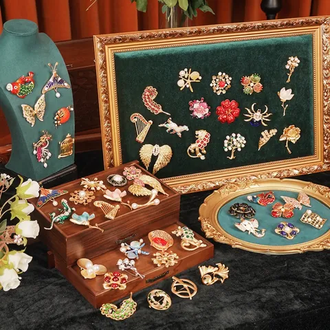 Spilla Vintage in Lega Placcata Oro a Forma di Fiore e Animale Con Perla Artificiale Strass Smalto Camelia Gioielli da Donna