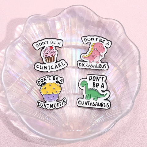 Divertente Spilla in Smalto Cartoon Lega Dinosauro Cibo Animale Distintivo per Vestiti Borse Zaini Accessori Gioielli Decorativi
