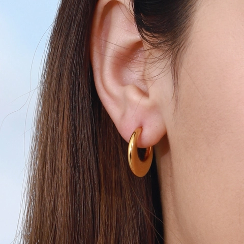 Minimalist C Shape Hoop Earrings 18K Gold Plated Stainless Steel Smooth Moon Design Hypoallergenic Waterproof Jewelry For Women