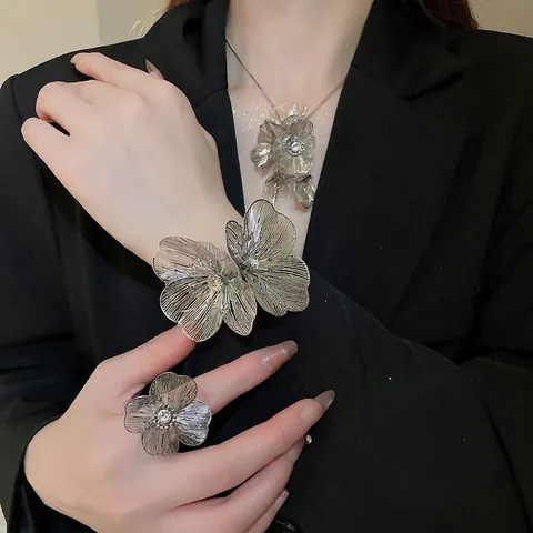Elegant Hollow Flower Metal Alloy Rhinestone Necklace Bracelet And Ring Retro Luxury Statement Jewelry For Women