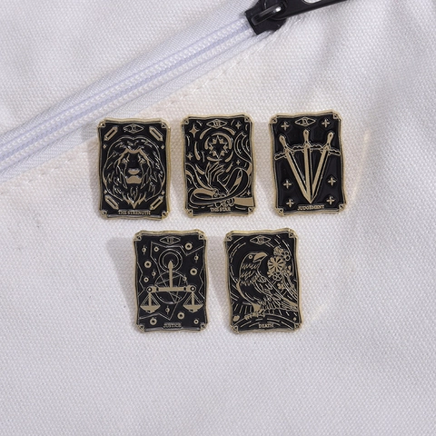 Vintage Tarot Card Enamel Brooch Pin For Halloween Alloy Painted Mystic Jewelry Badge For Clothes Bags Unisex Jewelry Accessory