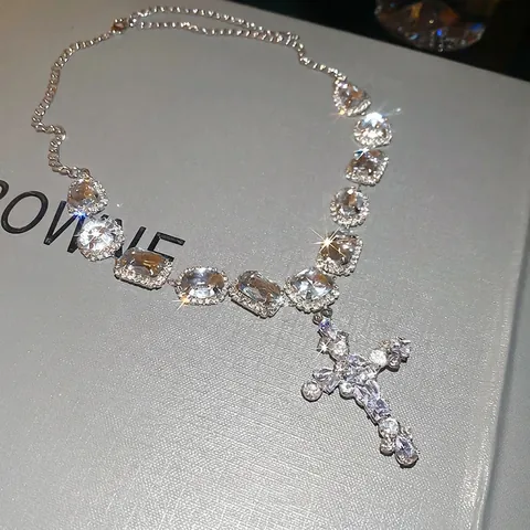 Kreuz Anhänger Halskette Funkelnd Harz Strass Legierung Schlüsselbein Kette Vintage Punk Stil Damen Luxus Schmuck