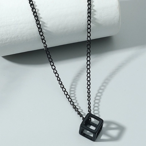 Collier Pendentif Cube Creux en Alliage d'Acier au Titane Strass Géométrique Chaîne 3D Bijoux Minimalistes pour Hommes Femmes