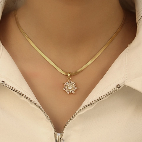 Collana da Donna in Rame Placcato Oro Con Ciondolo a Girasole in Zirconia Catena a Ossa di Serpente di Lusso Elegante Gioielleria Regalo
