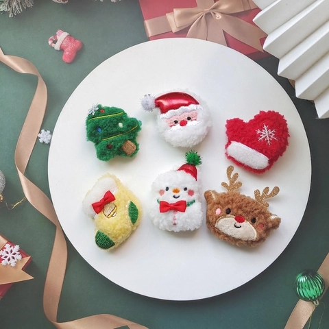 Plush Christmas Pins Santa Snowman Reindeer Tree Soft Embroidered Badge Holiday Decor For Clothing Bags
